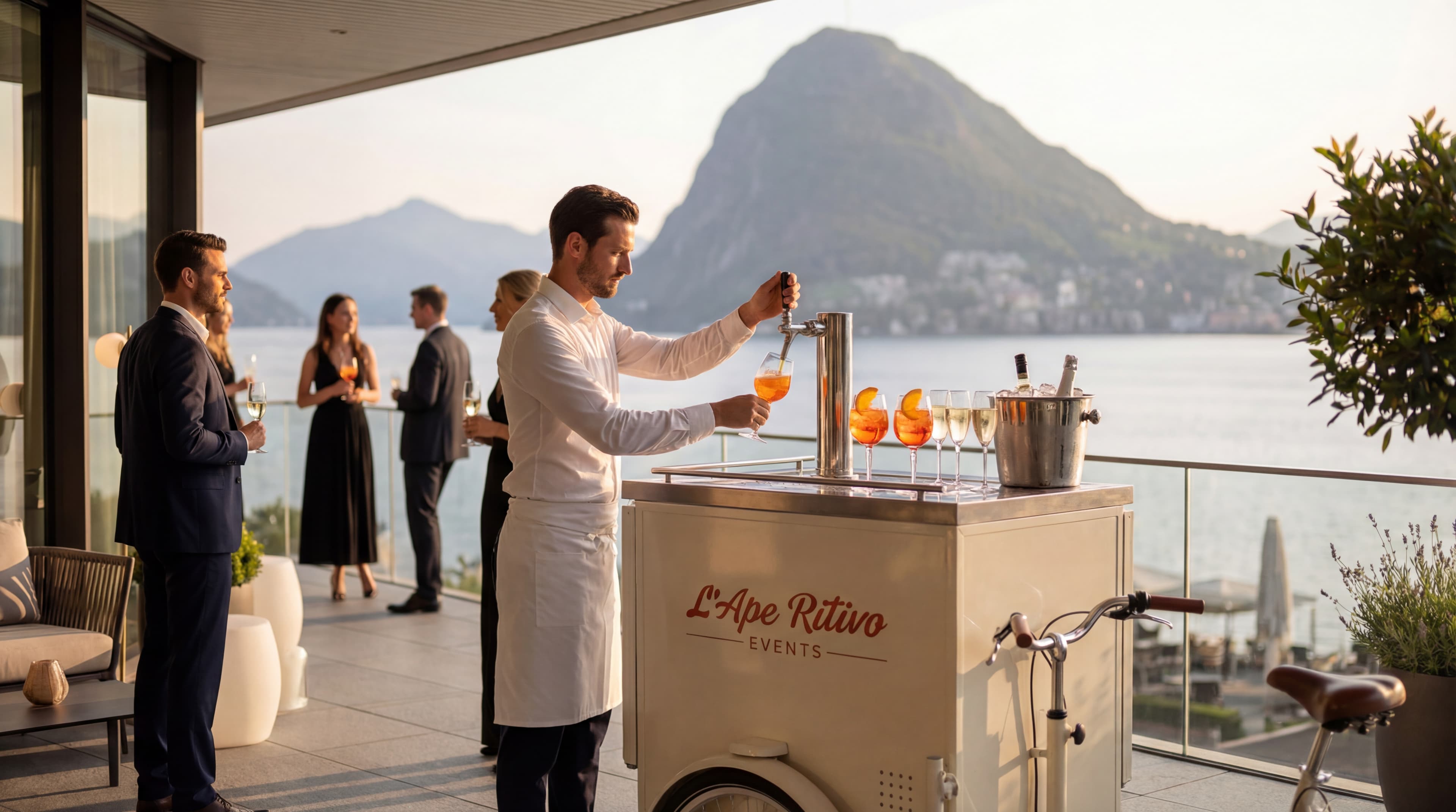 Barman L'Ape Ritivo Events prepara cocktail su terrazza vista Monte San Salvatore Lugano